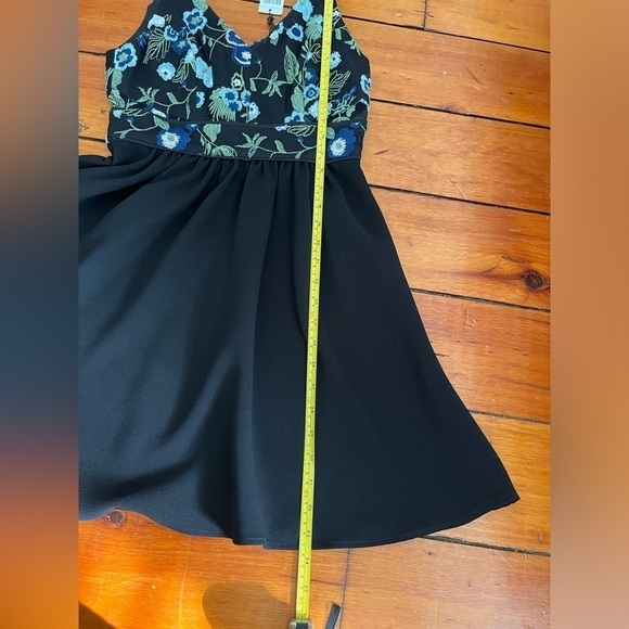 BCBG generation Black Mini Embroidered Floral dress Size 4 NWT - Picture 7 of 9
